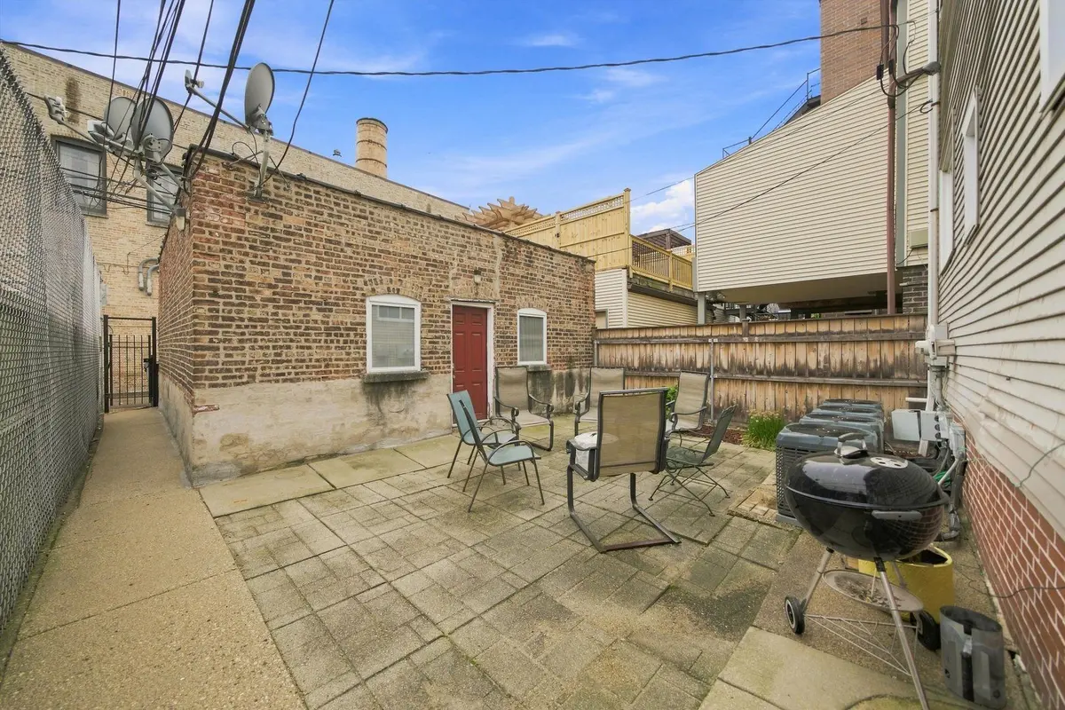 3208 N Seminary Avenue