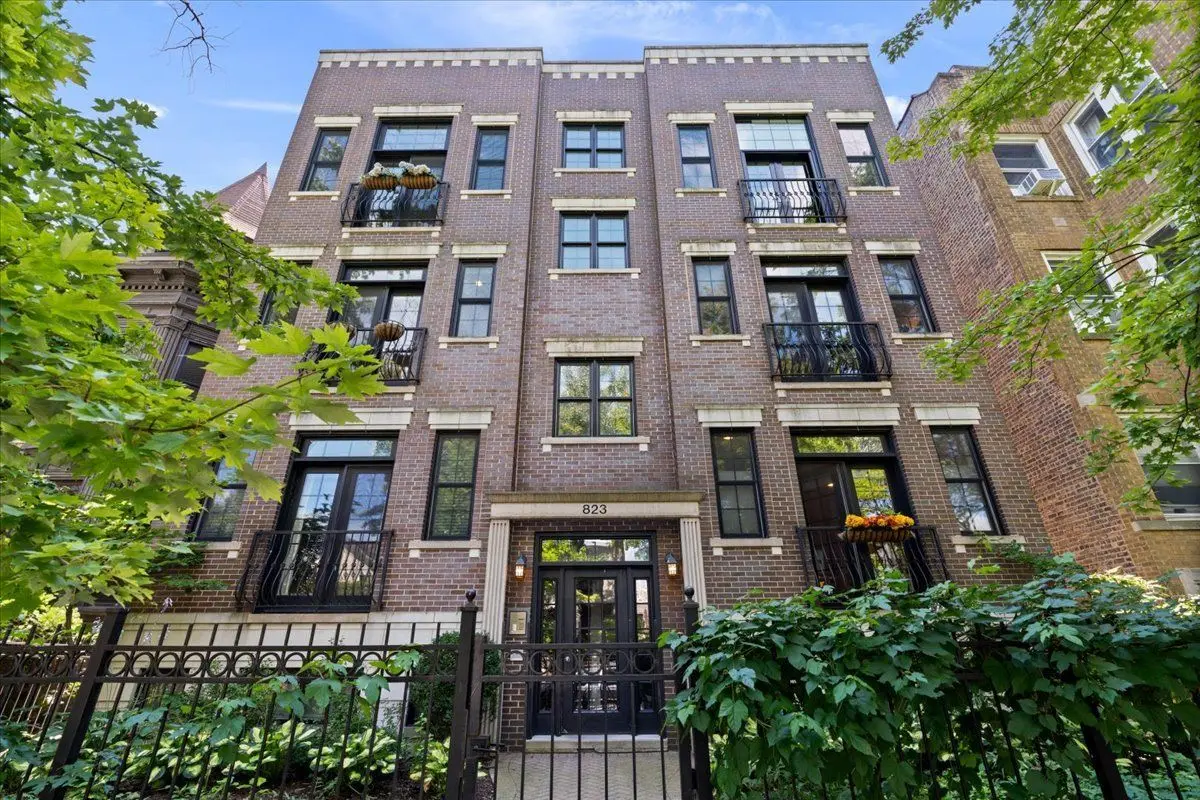 823 W WOLFRAM Street