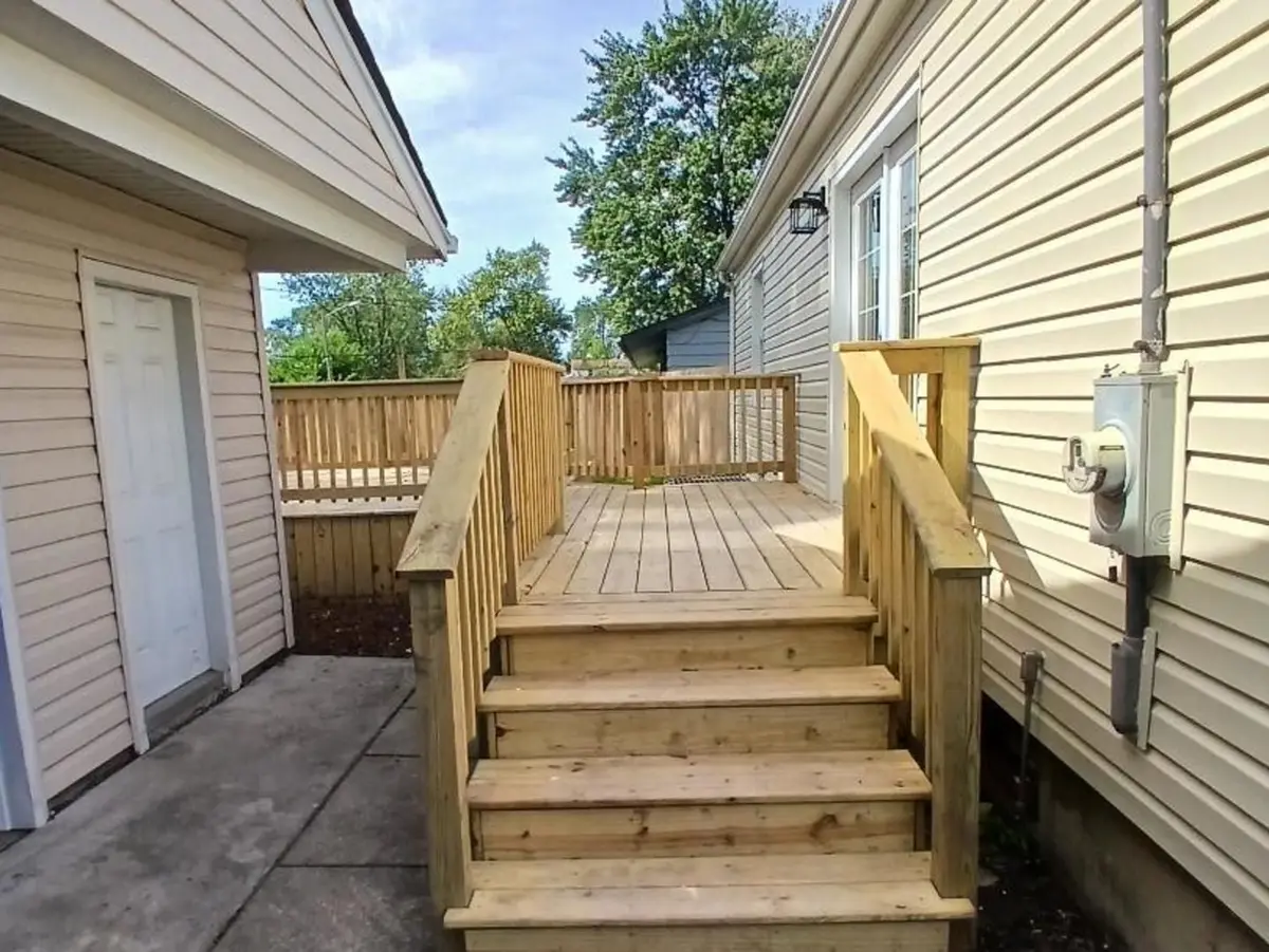 2402 E Sauk Trail