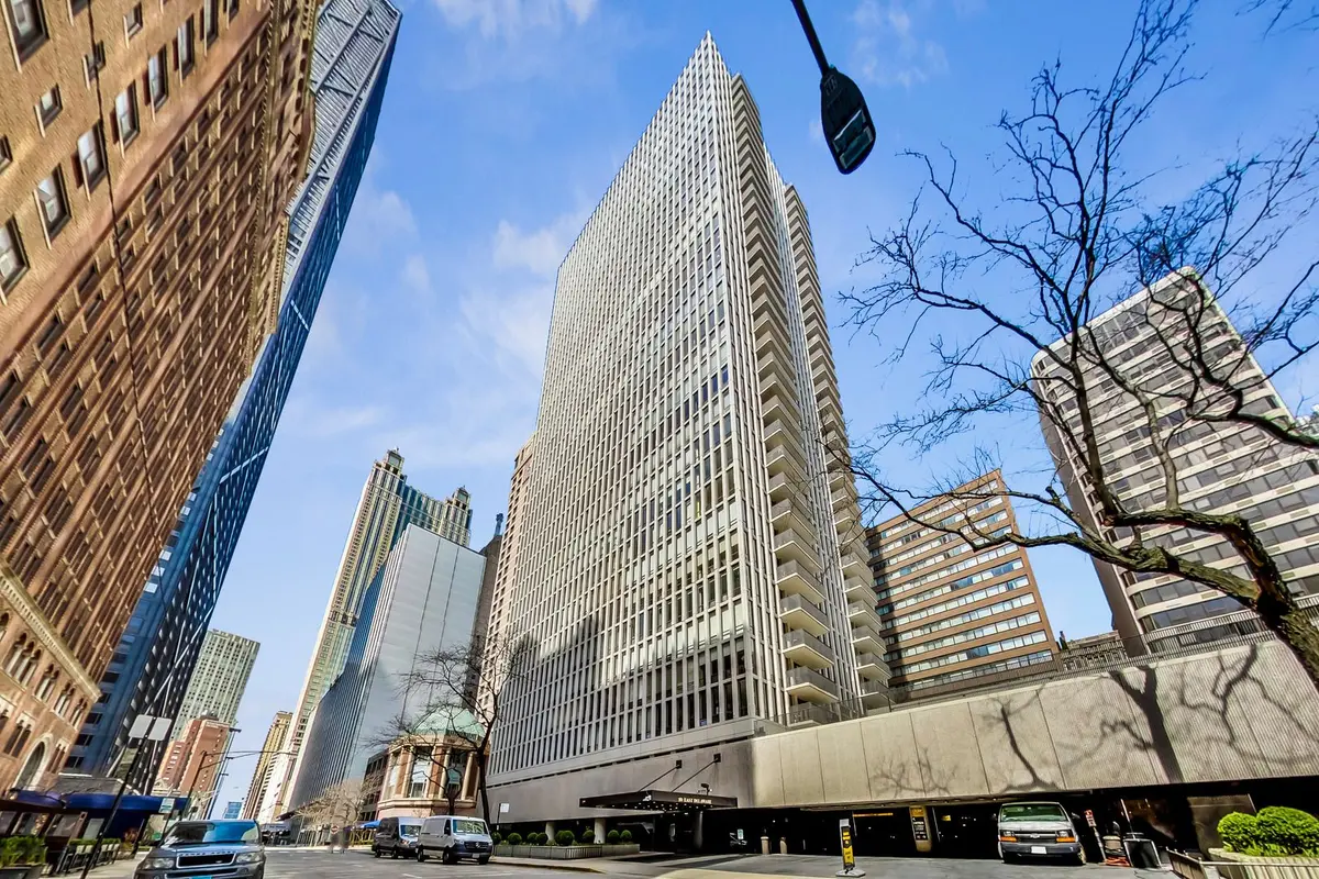200 E Delaware Place