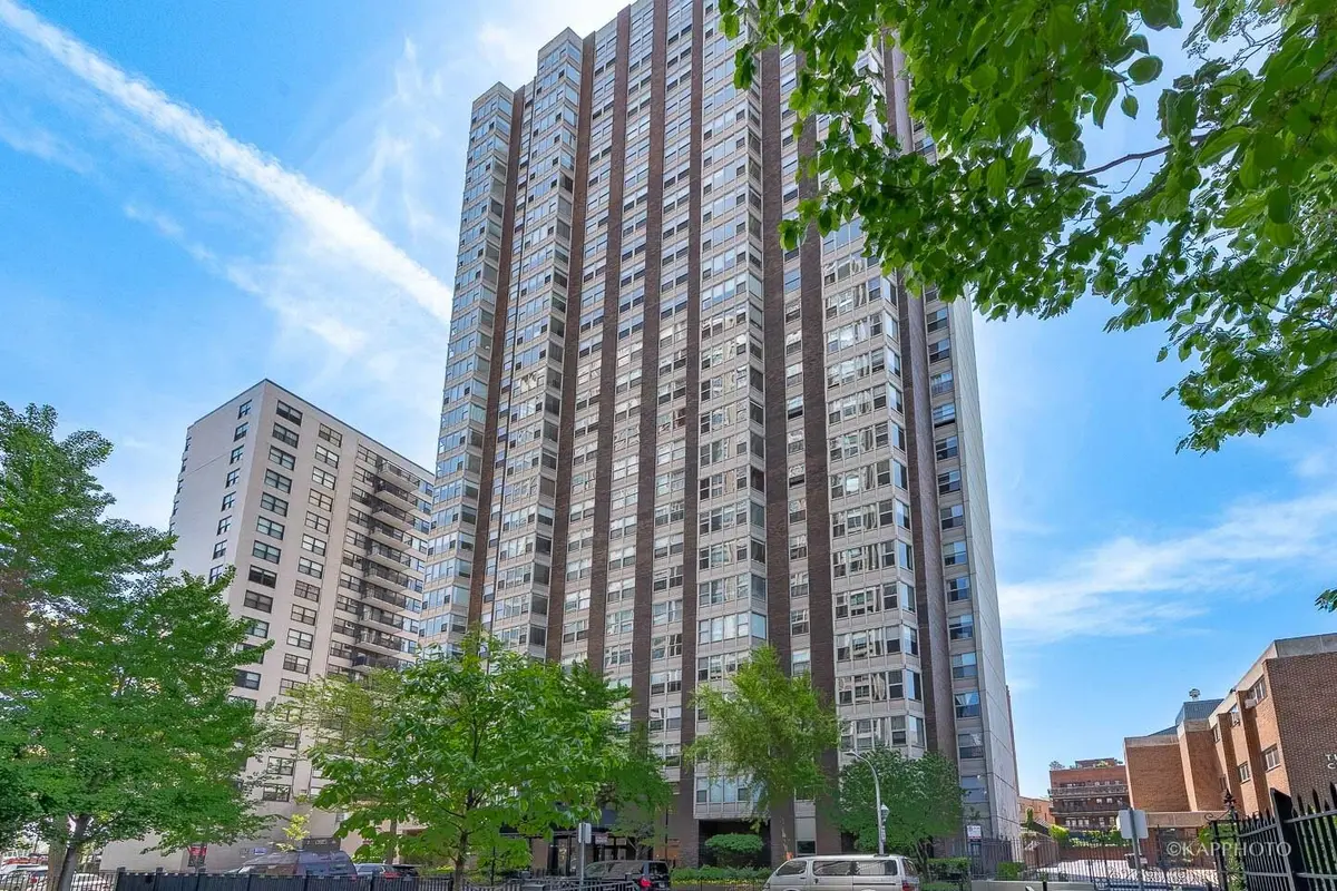 525 W Hawthorne Place