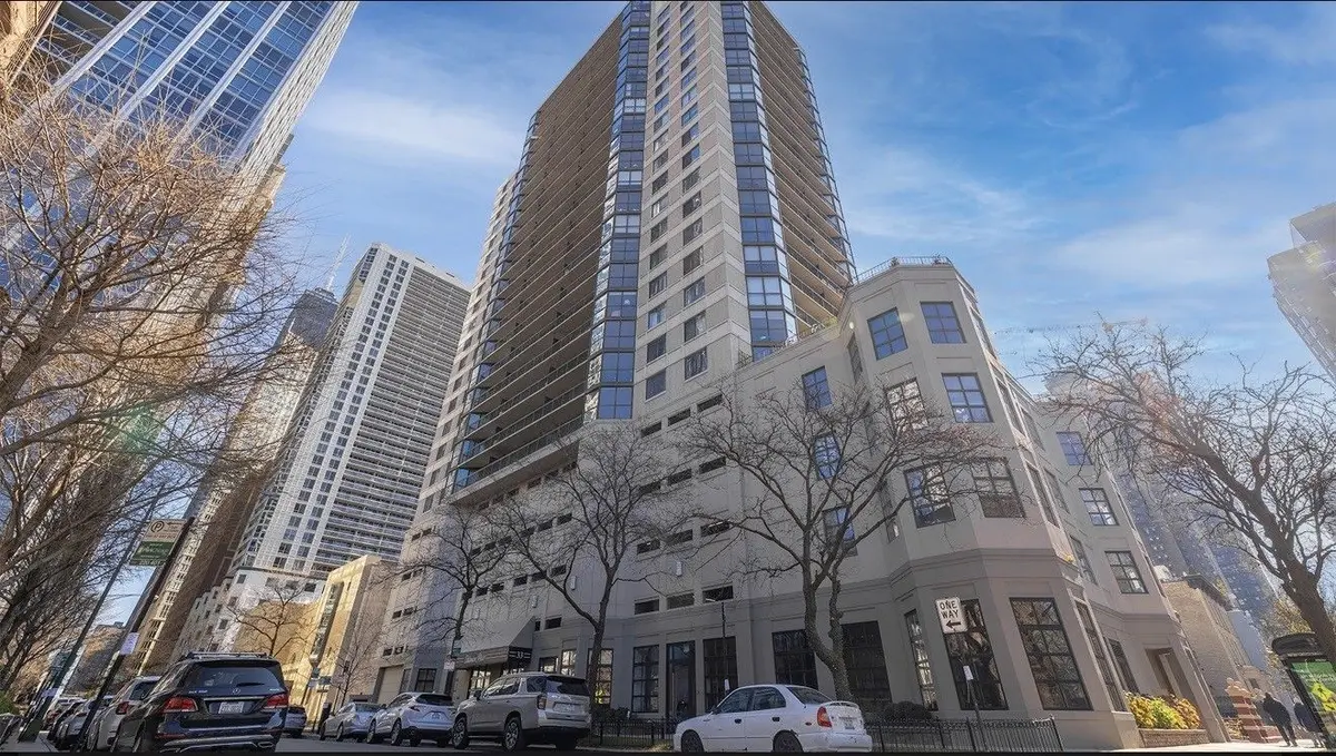 33 W Delaware Place