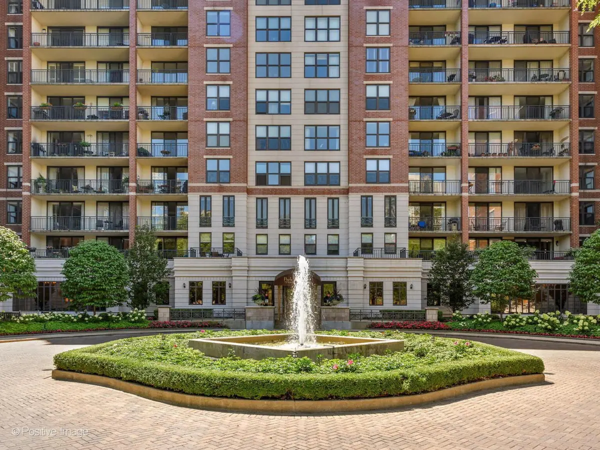 55 W Delaware Place