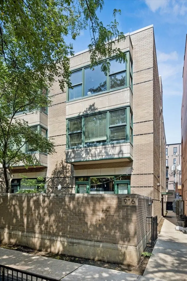 916 W Fletcher Street