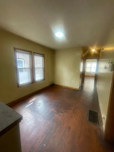 724 W 50TH Place