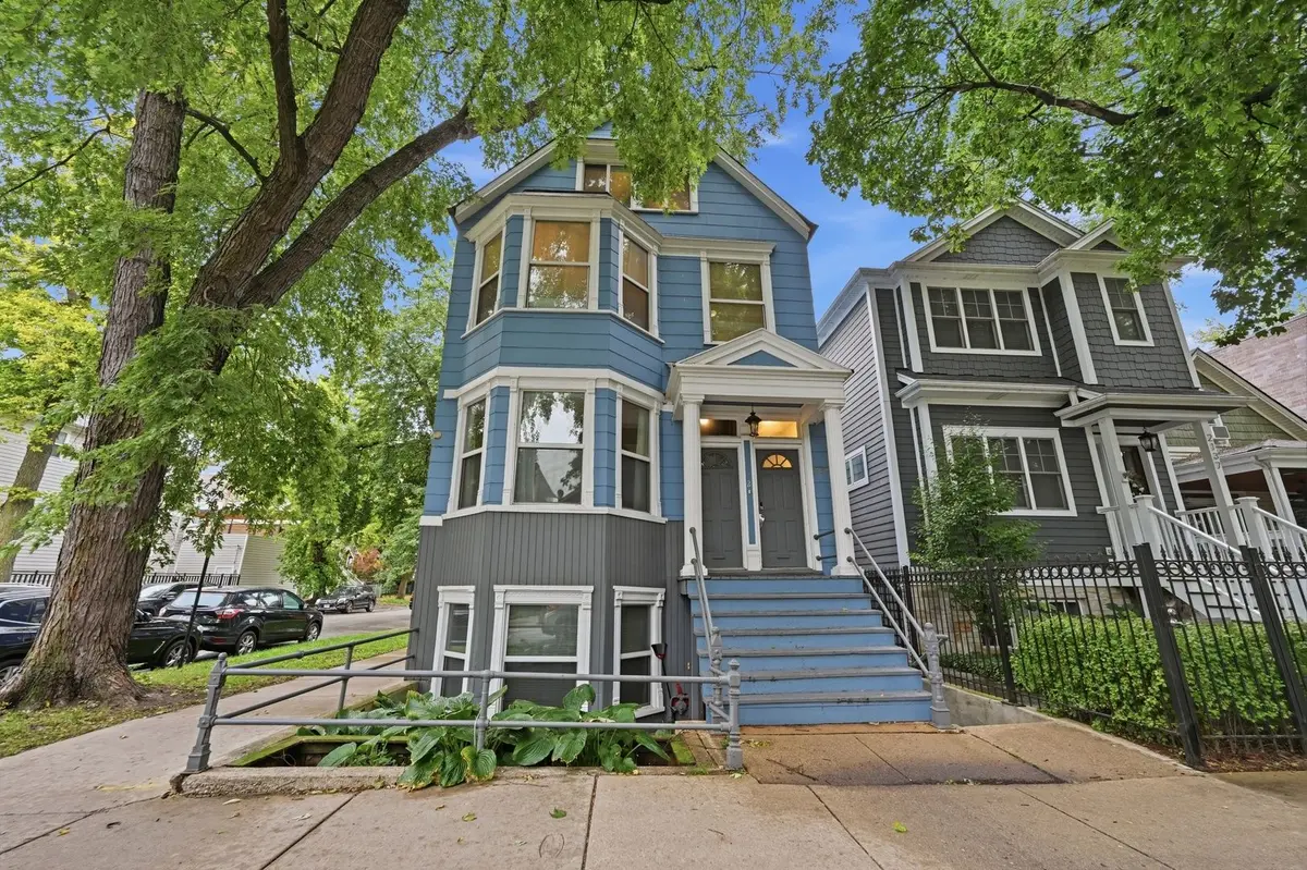 2135 W Barry Avenue