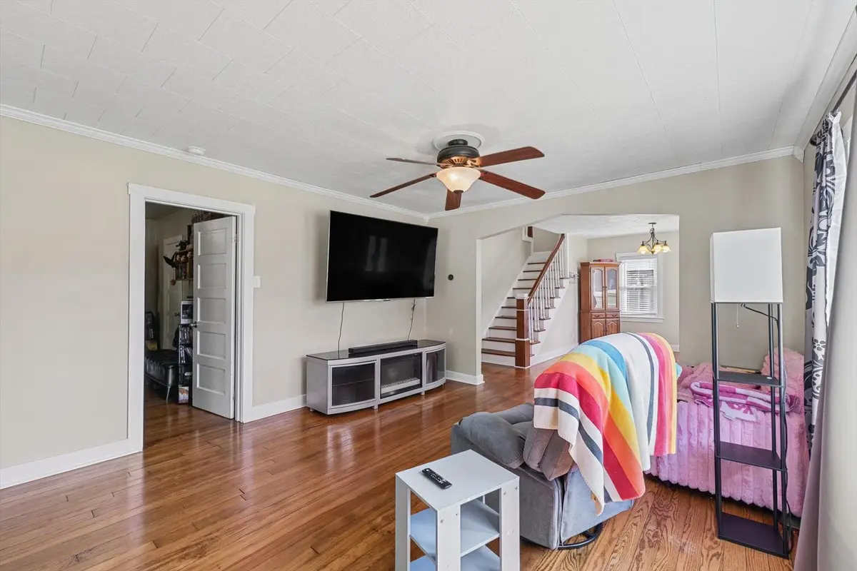 307 W GREEN Street