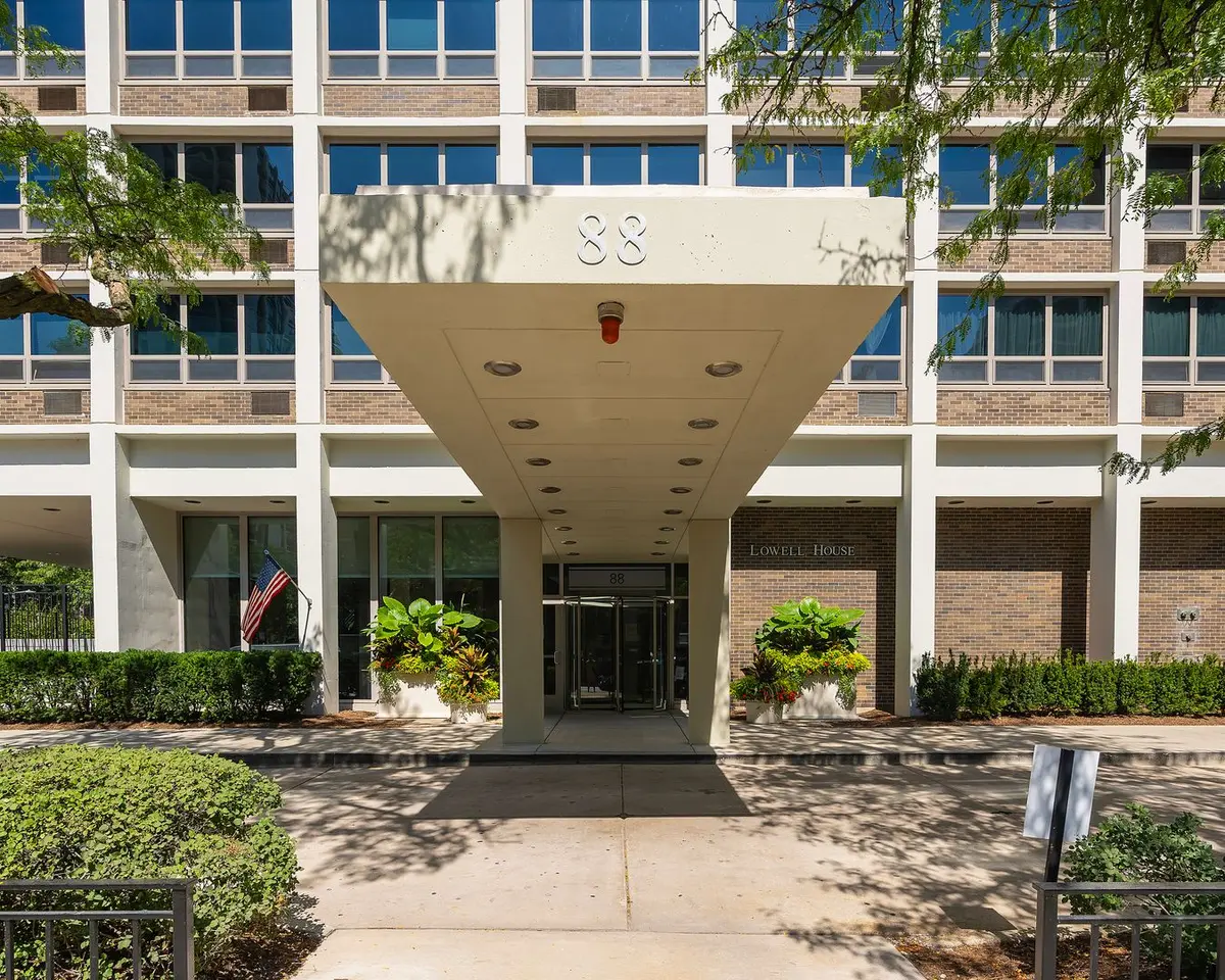 88 W Schiller Street