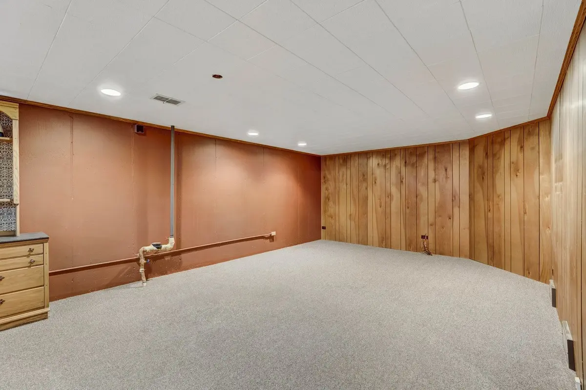 385 Pleasant Street