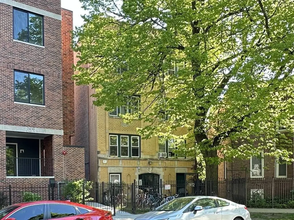 2432 N LINDEN Place