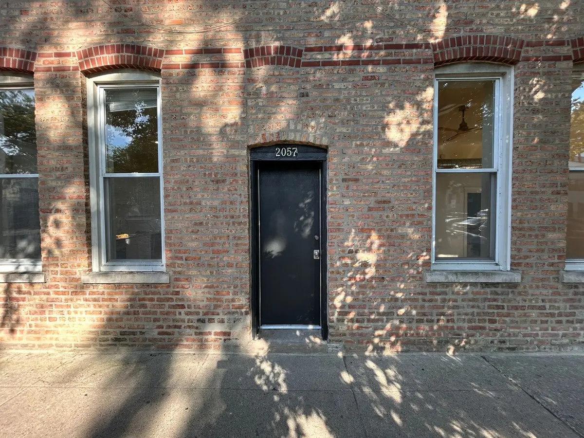2057 W Roscoe Street