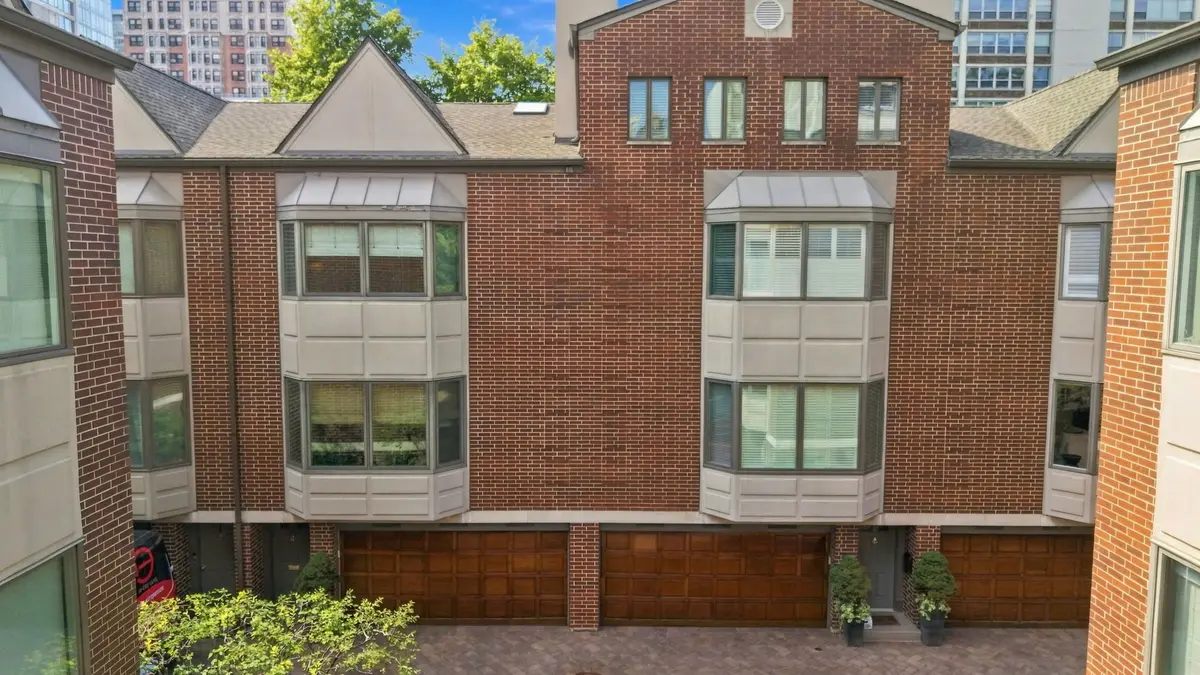 55 W Goethe Street