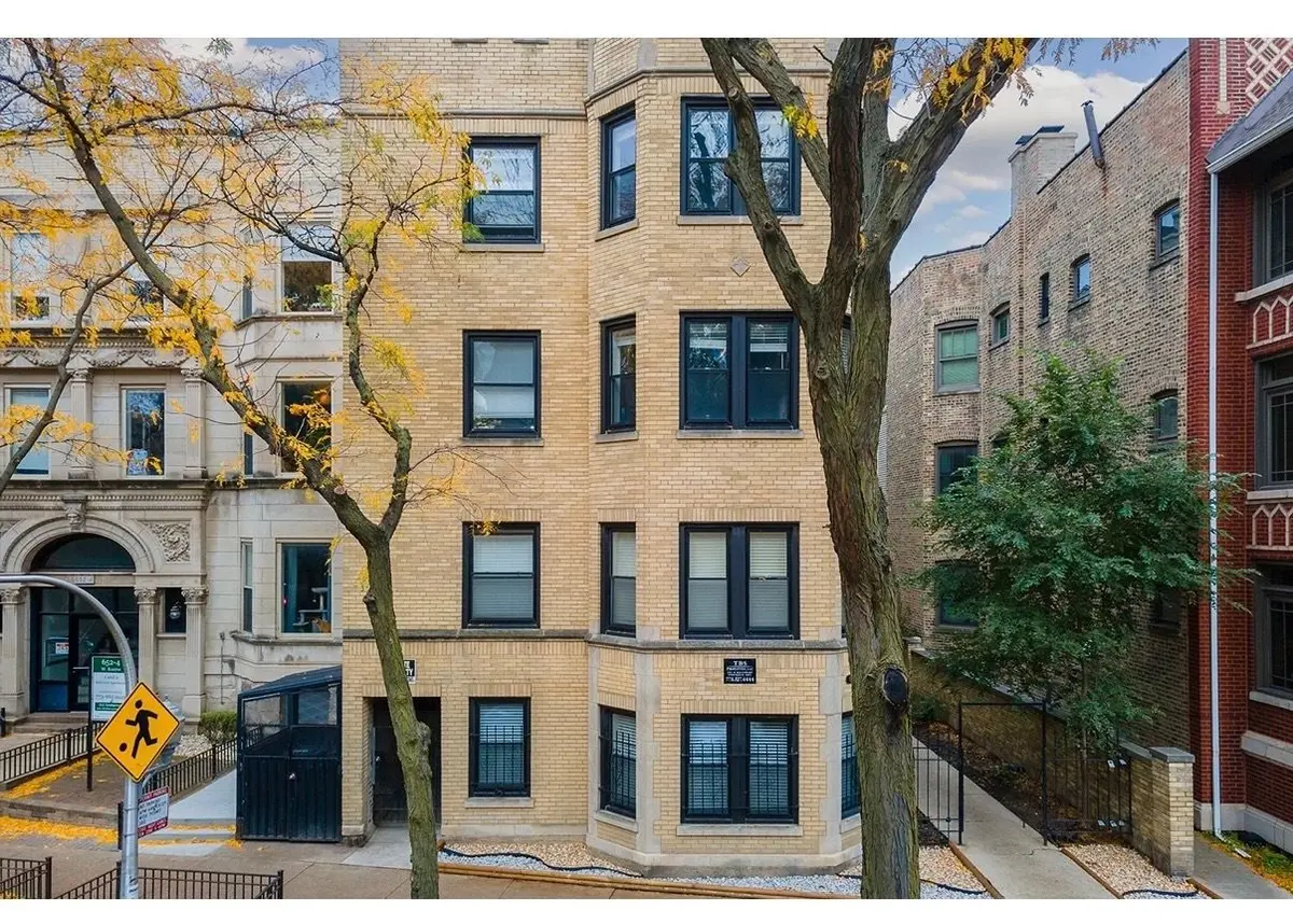648.5 W Roscoe Street