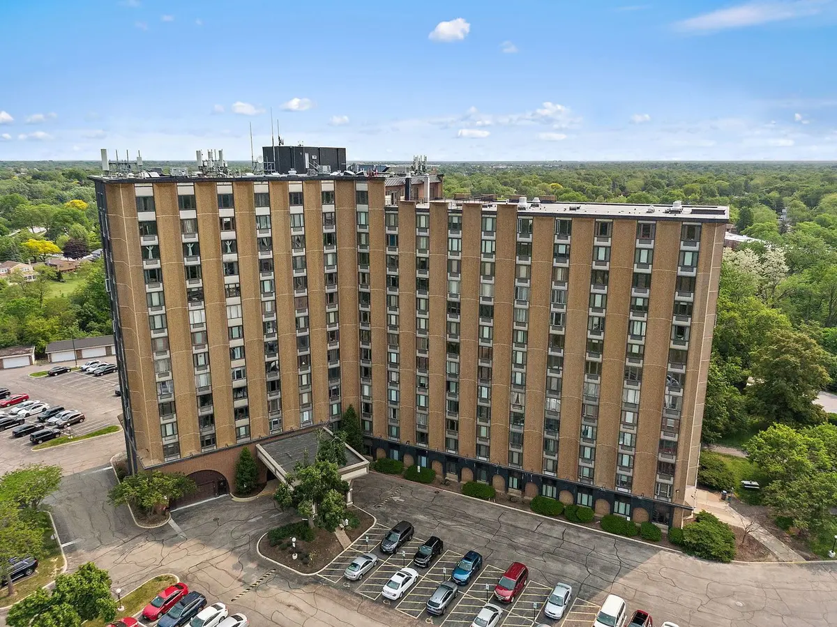 1 Renaissance Place