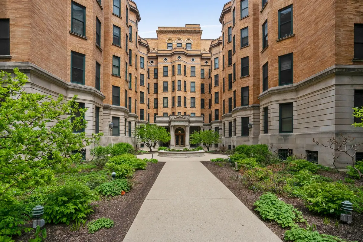 550 W Surf Street