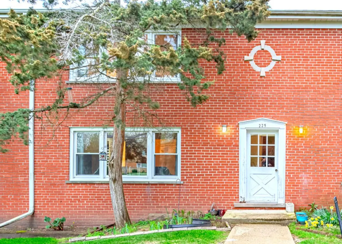 225 W Johnson Street