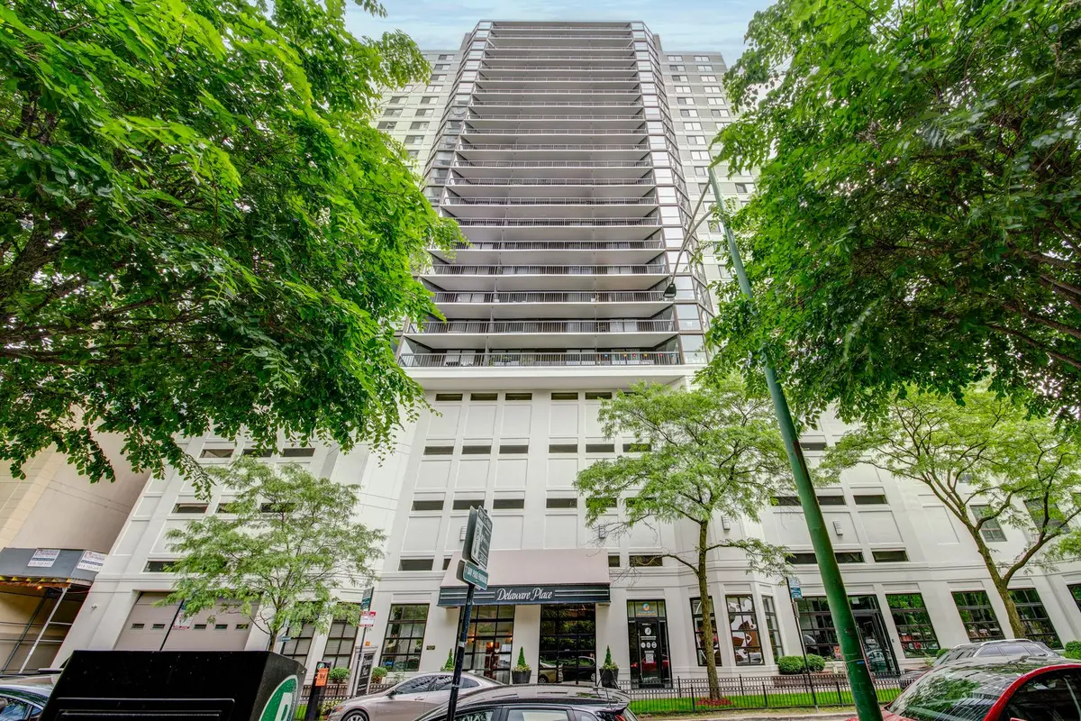 33 W Delaware Place