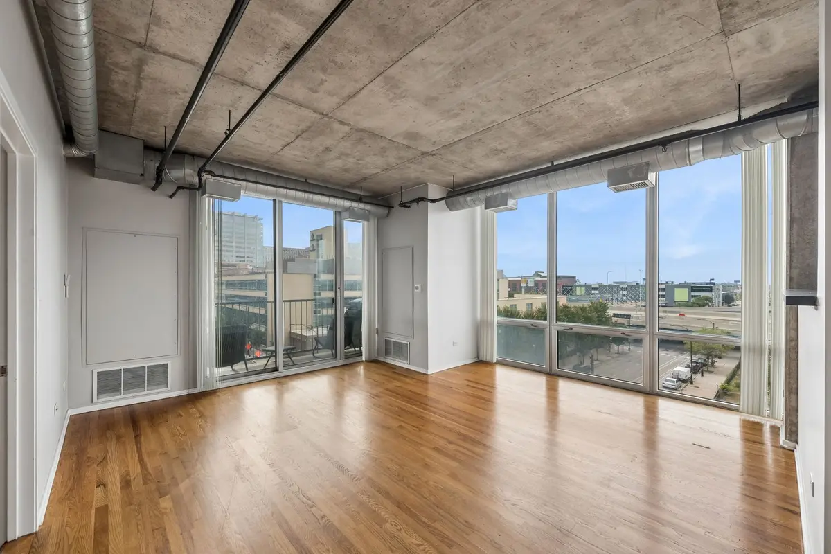700 W VAN BUREN Street