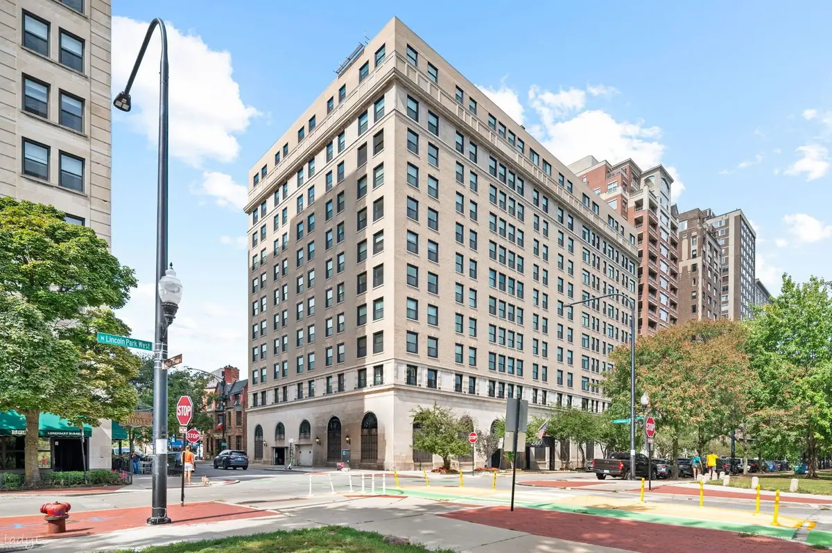 2100 N Lincoln Park West