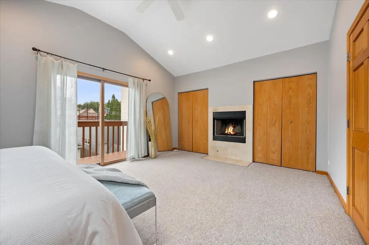 1930 W Wolfram Street