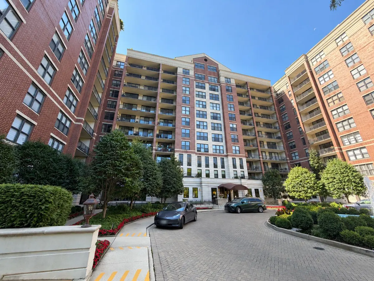 55 W Delaware Place
