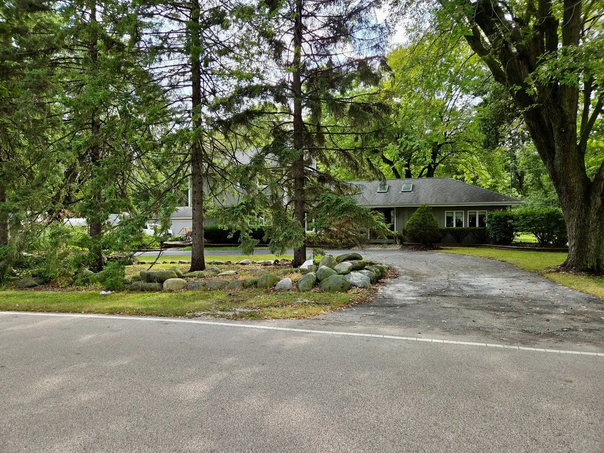 2N720 Woodcrest Drive