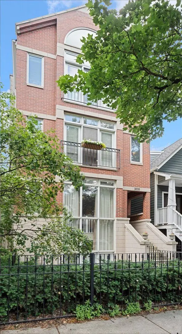3035 N SEMINARY Avenue