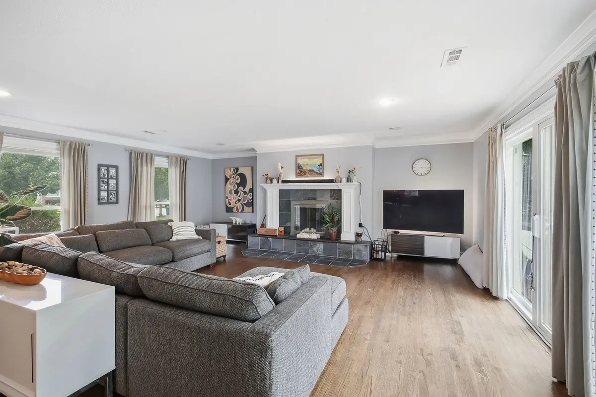 1006 W Frontenac Drive