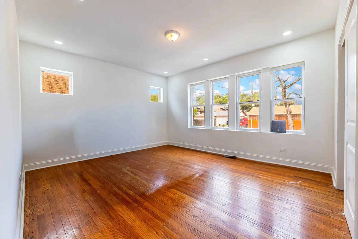 1633 W 76th Street