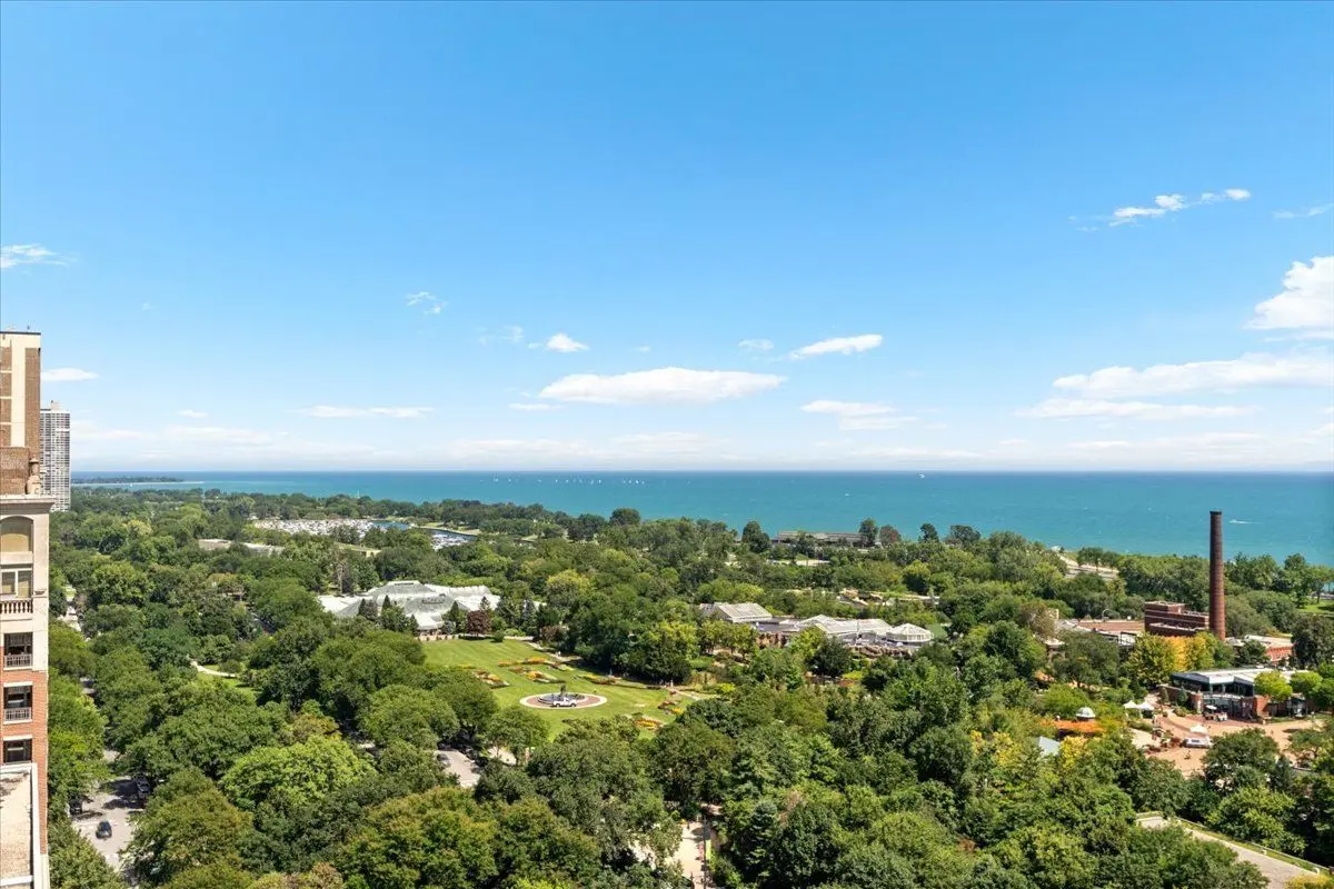 2000 N Lincoln Park West