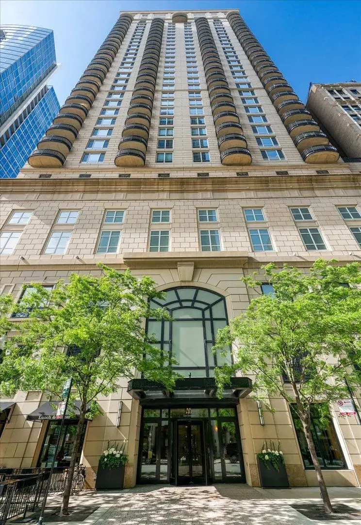 10 E Delaware Place