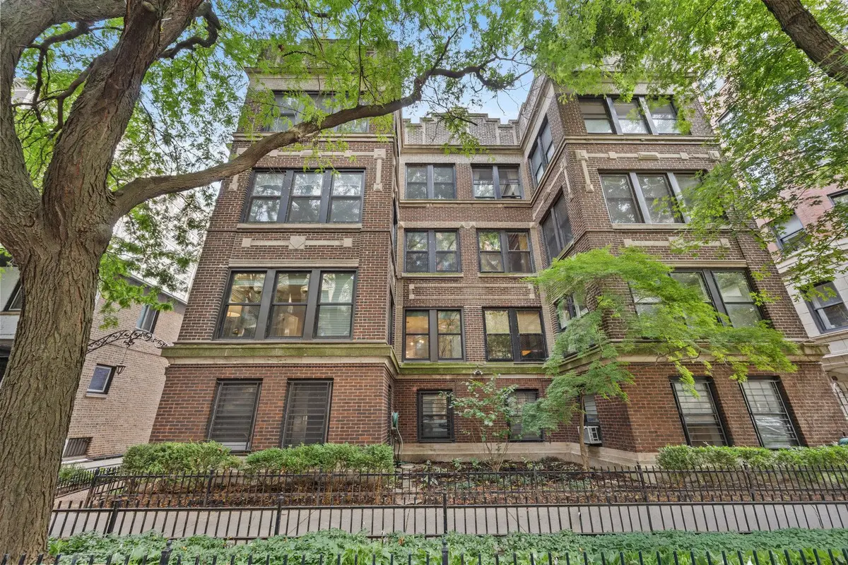425 W Briar Place