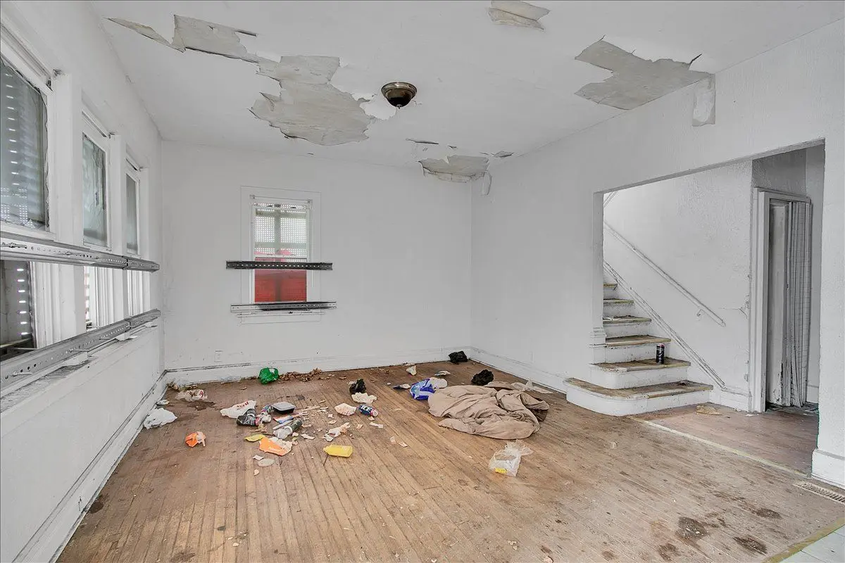 912 W 87th Street
