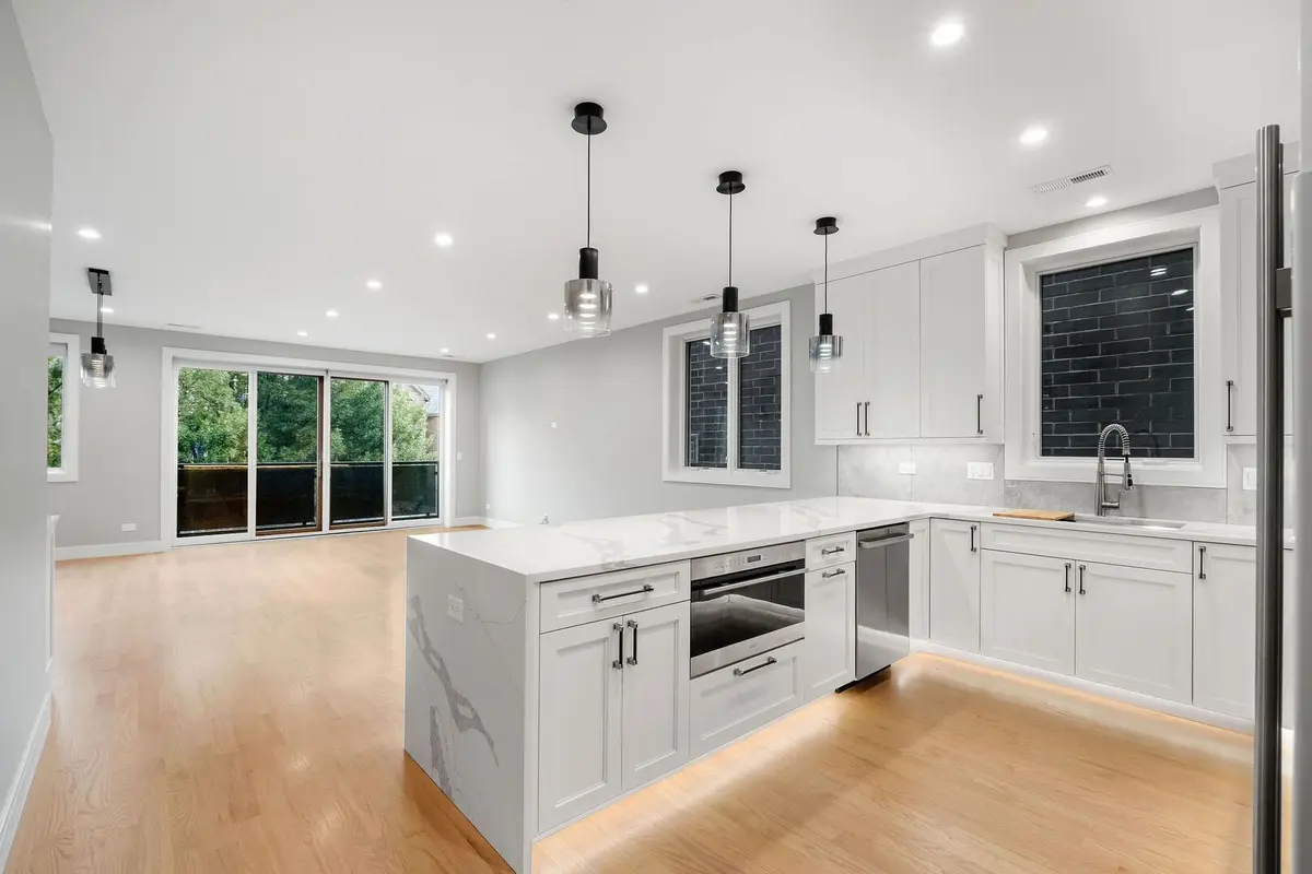 2209 W Belmont Avenue