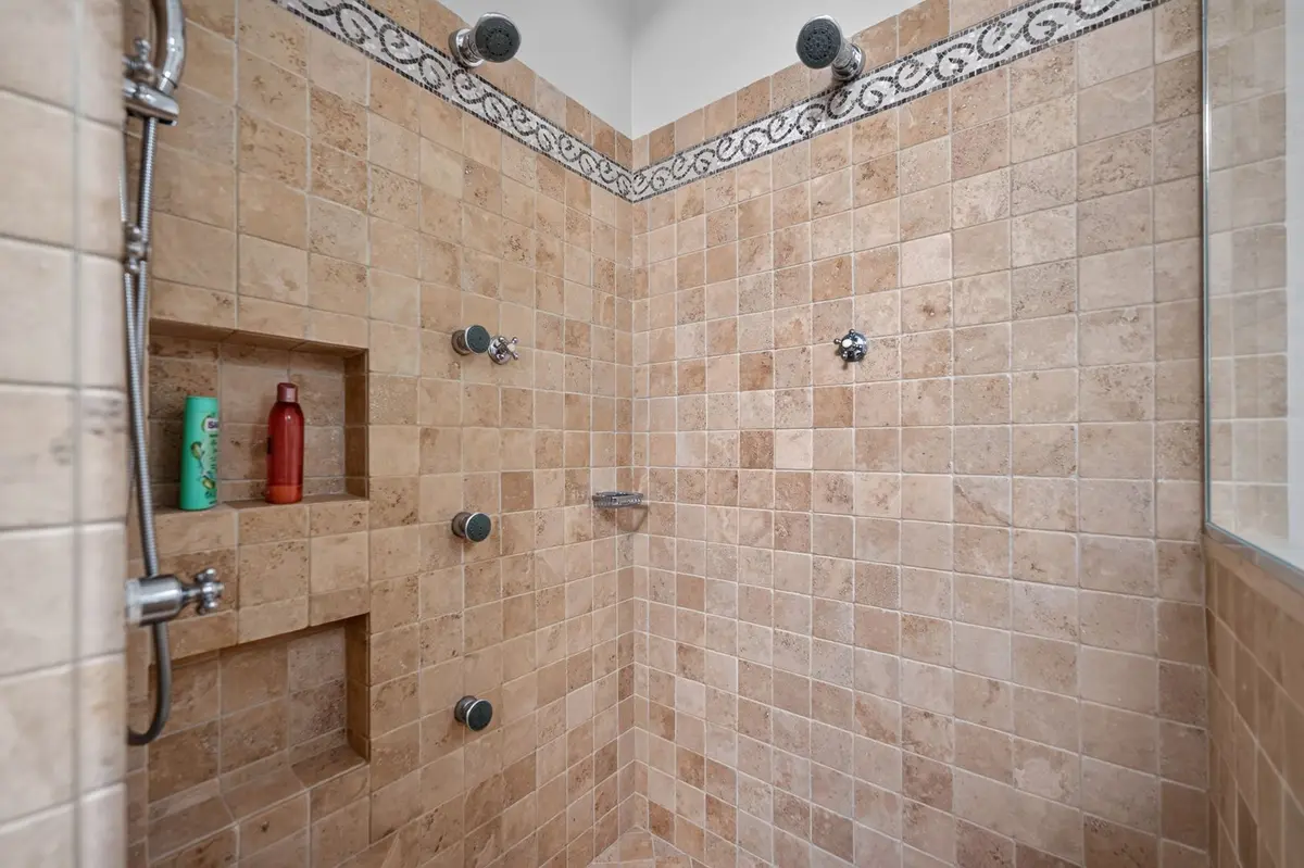 634 W Briar Place
