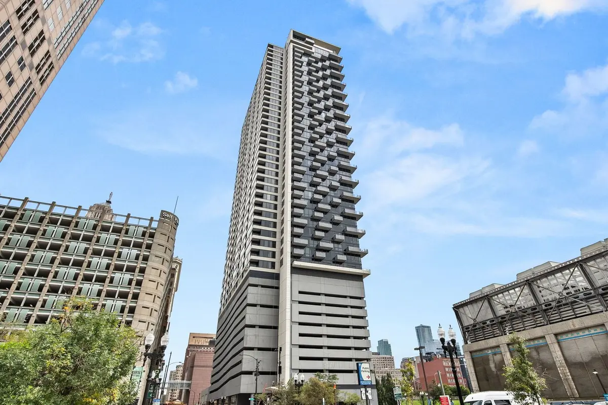 235 W Van Buren Street