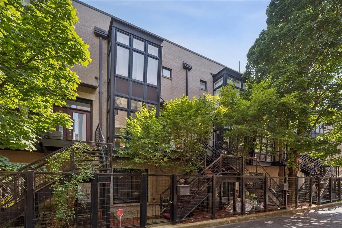 1713 W Diversey Parkway