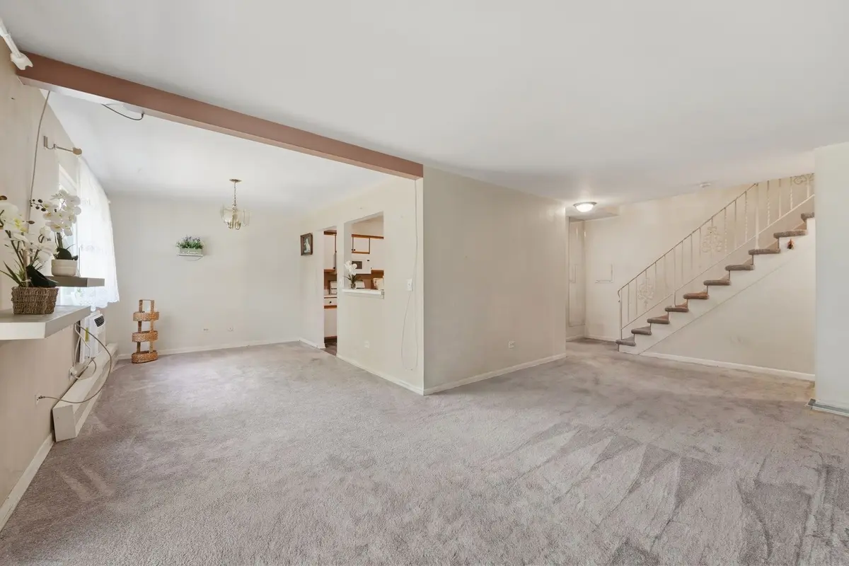 6 E Lillian Avenue