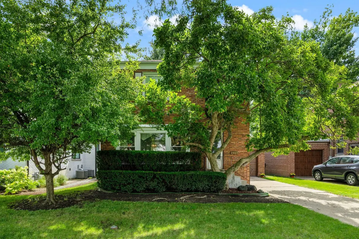 2907 W Bryn Mawr Avenue