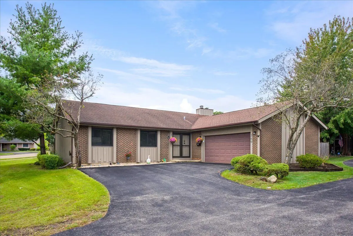 560 Lakeview Court