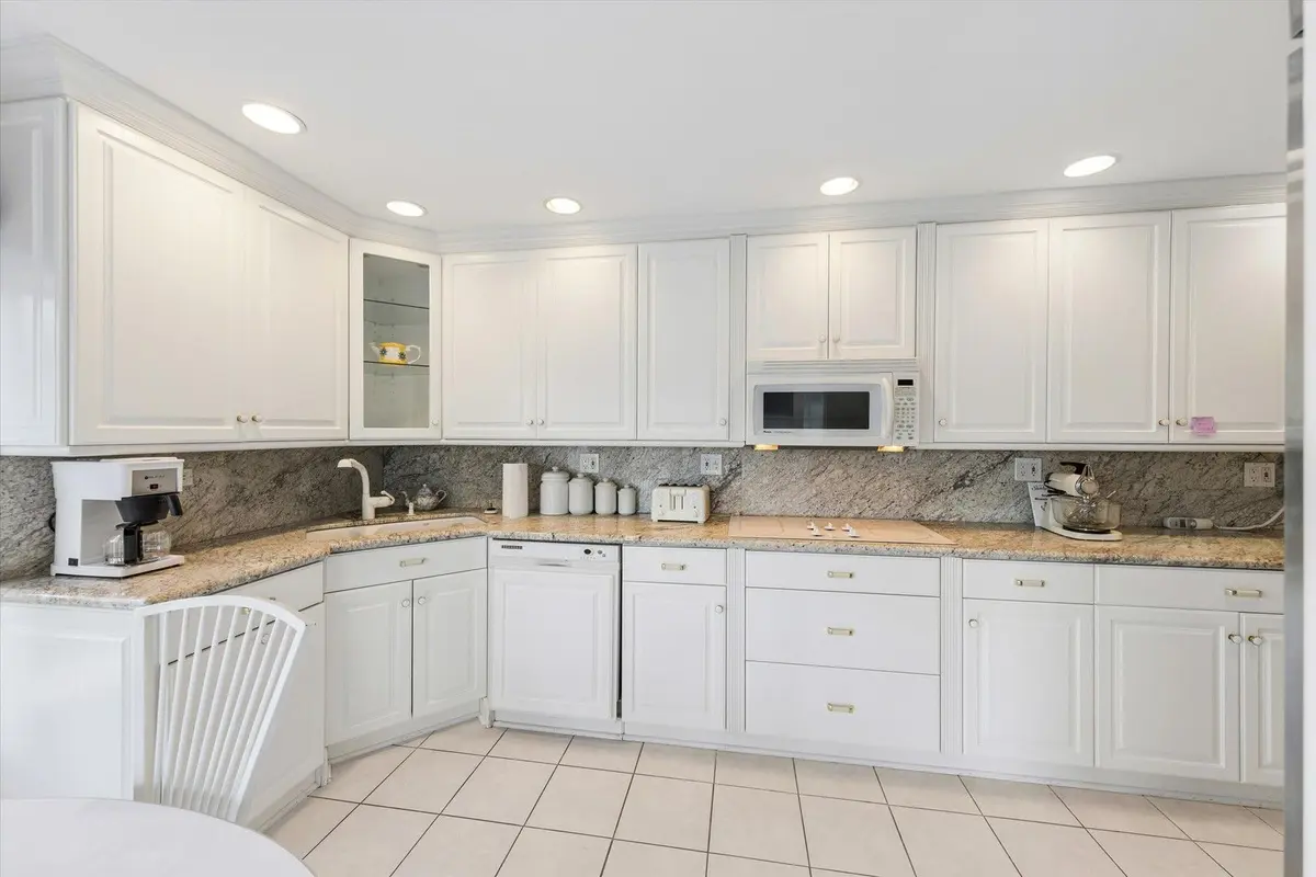 5 Oak Brook Club Drive
