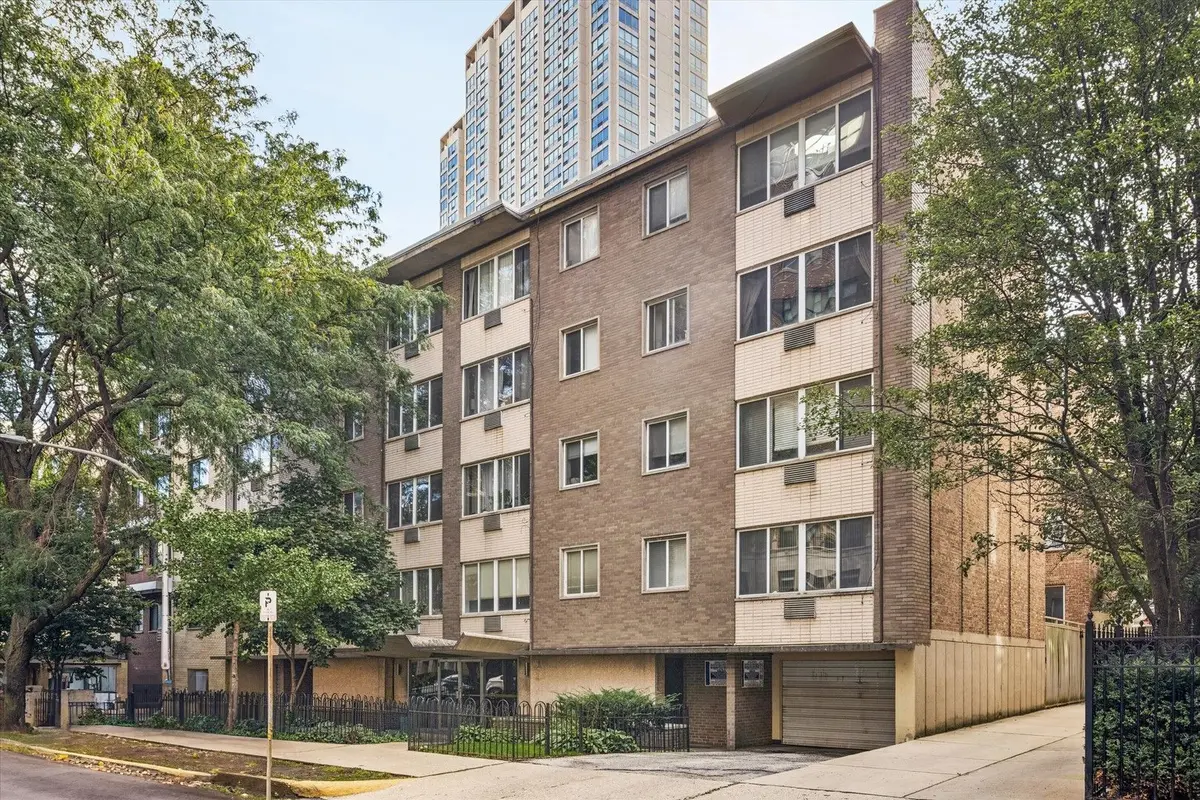 539 W Stratford Place