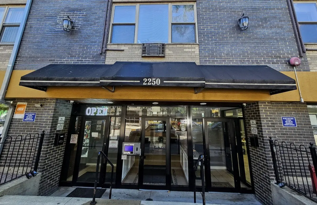 2250 N Lincoln Avenue