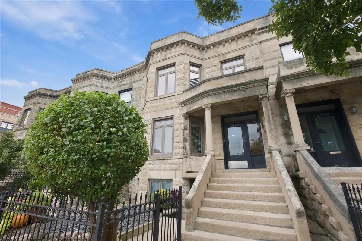 2438 W Chicago Avenue