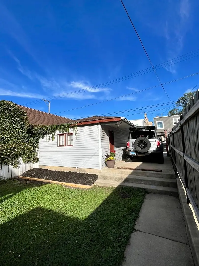 2123 N KARLOV Avenue