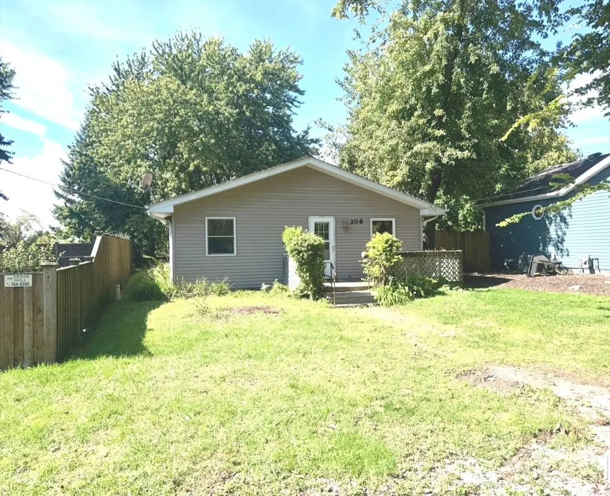 208 W Wapella Street