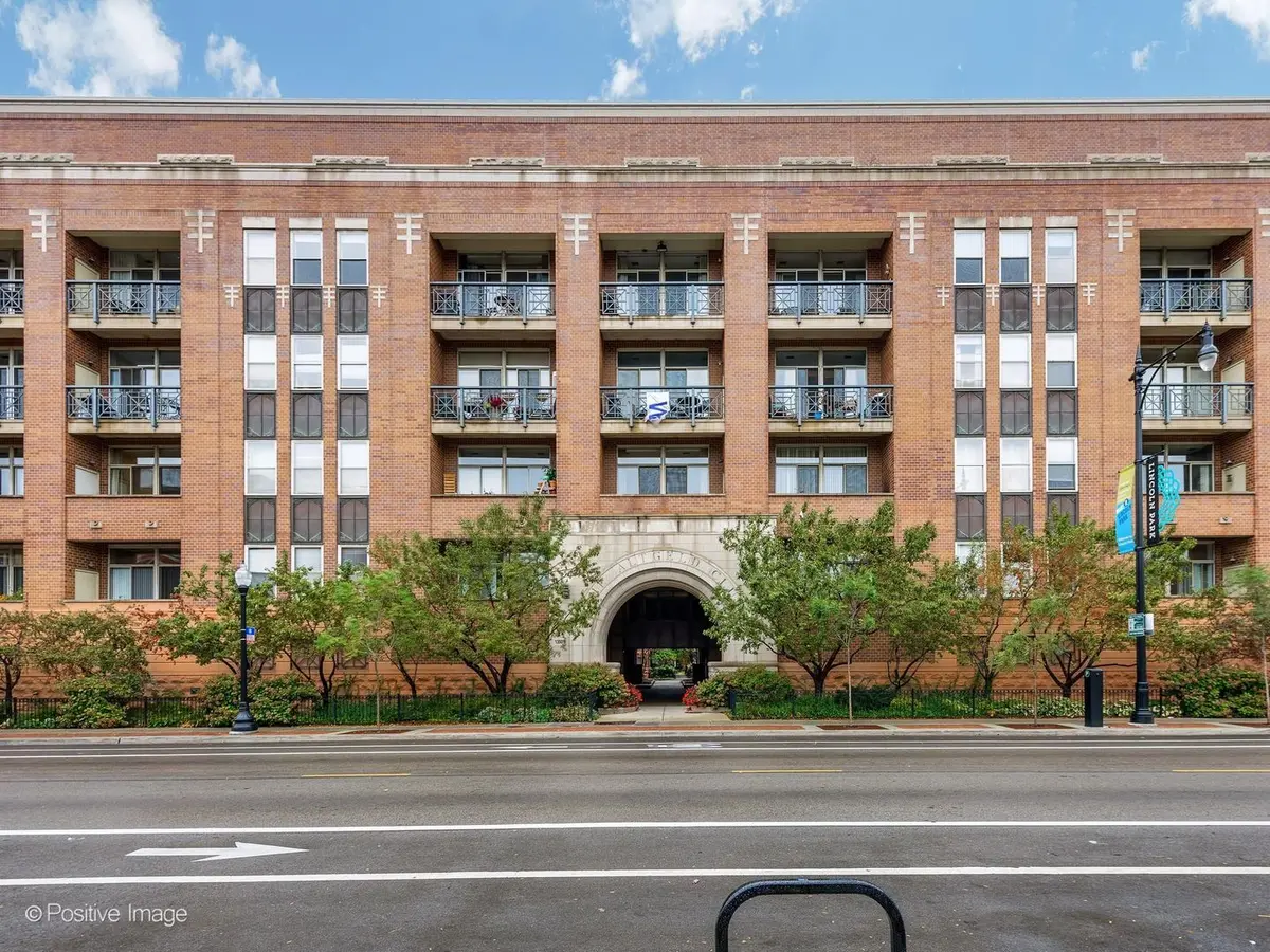1350 W Fullerton Avenue