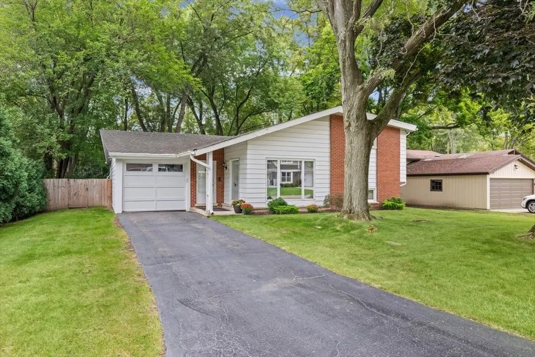535 EDENS Lane