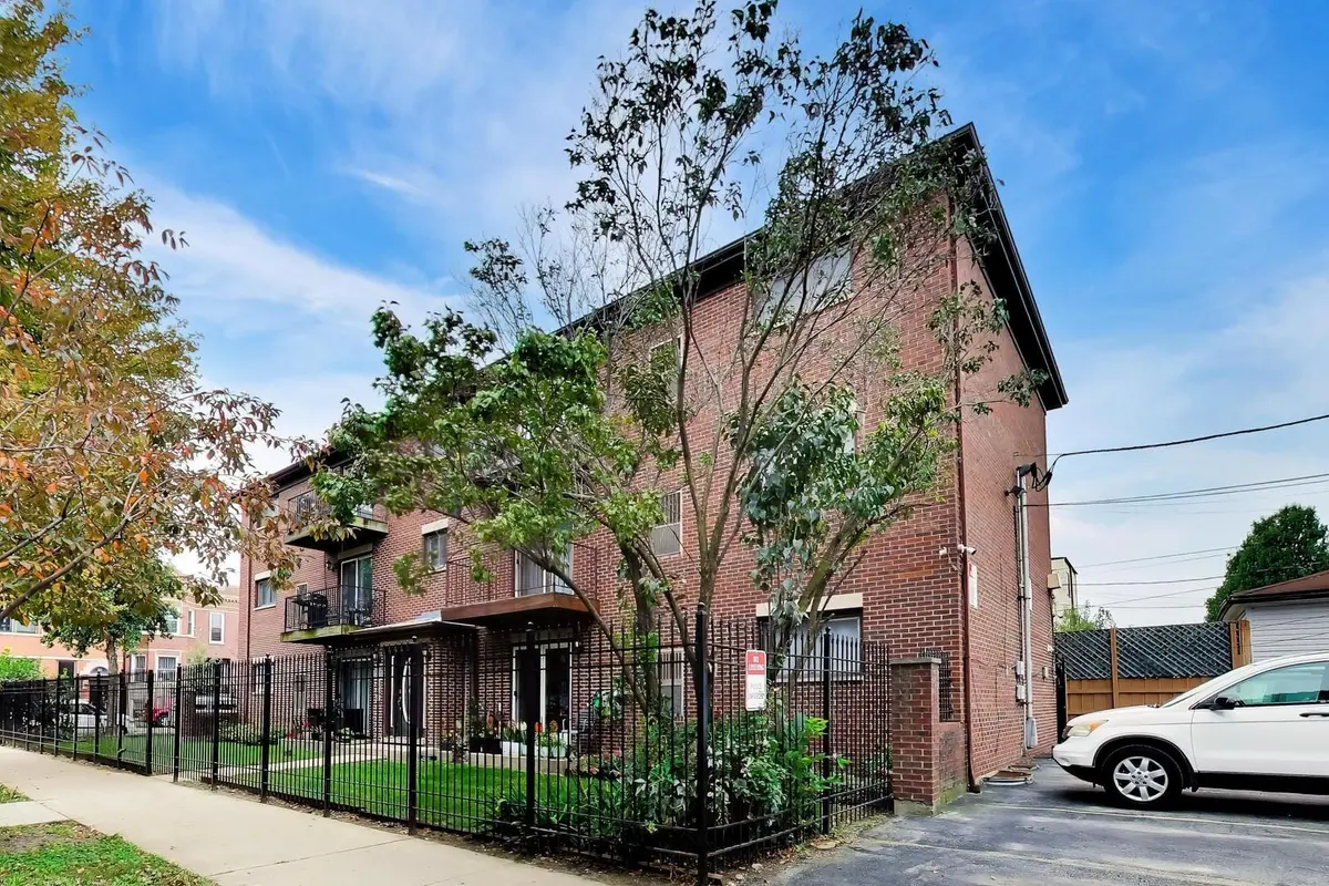 2600 W Walton Street