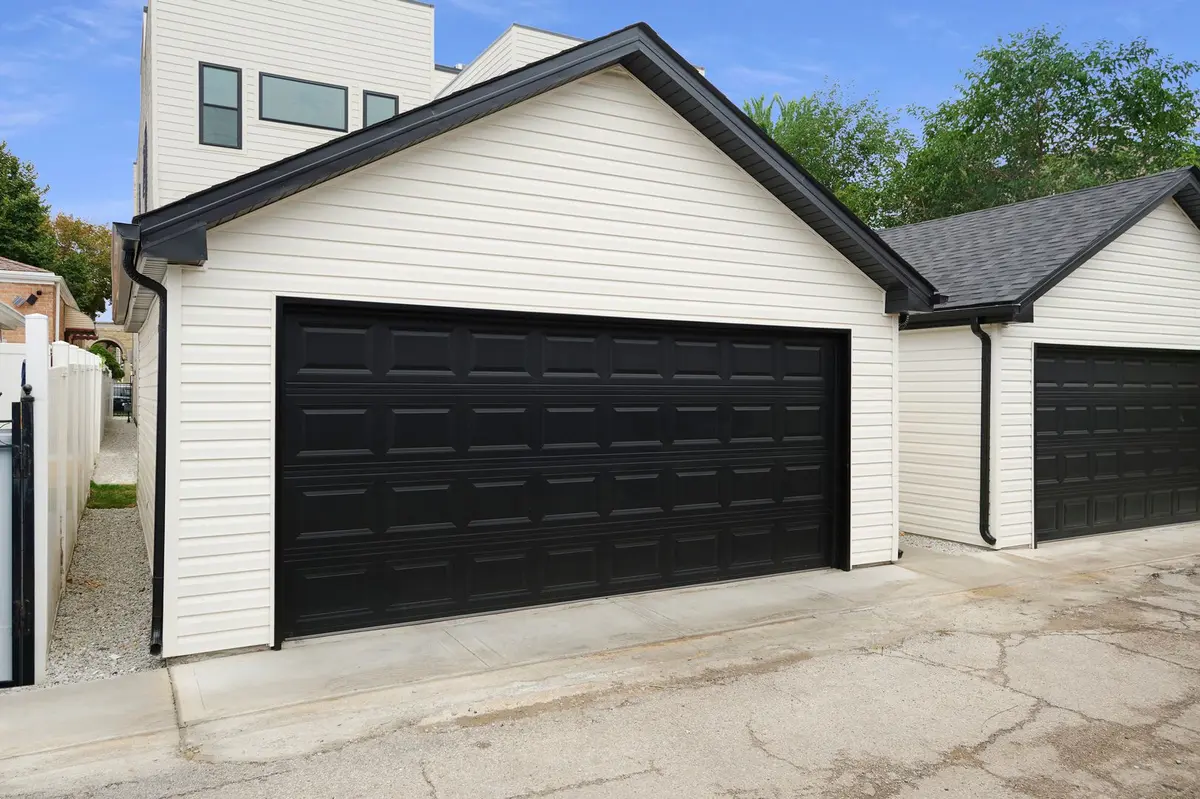513 W 28th Place